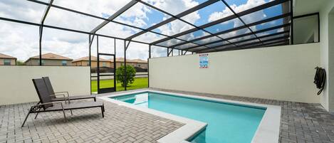 Splash pool with screen enclosure and privacy walls