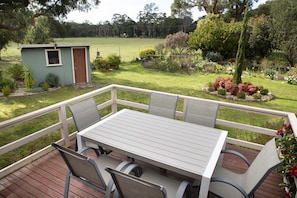 Relax outdoors with friends or stargazing. Perfect for unwinding!