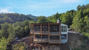 This modern contemporary cabin with amazing views sleeps 12 guests (a max of 8 adults is strictly enforced)