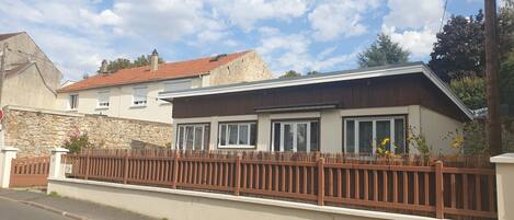 petite maison non mitoyenne entourée d'un petit jardin 