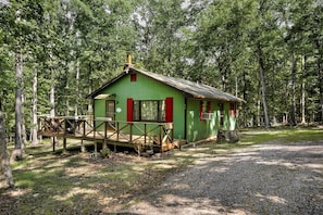 Cabin w Huge Deck