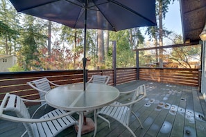 Furnished Deck | Near Trails | 3 Mi to Lake Washington