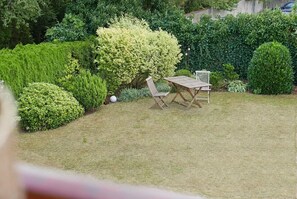 Blick aus einem der Schlafzimmer in den Garten