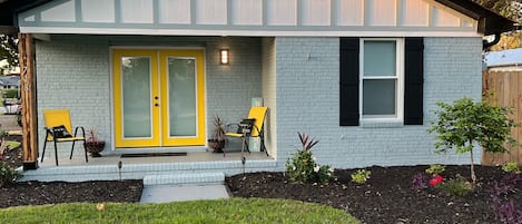 Cutest little corner house.