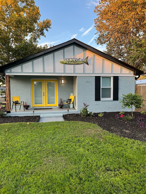 Cutest little corner house.