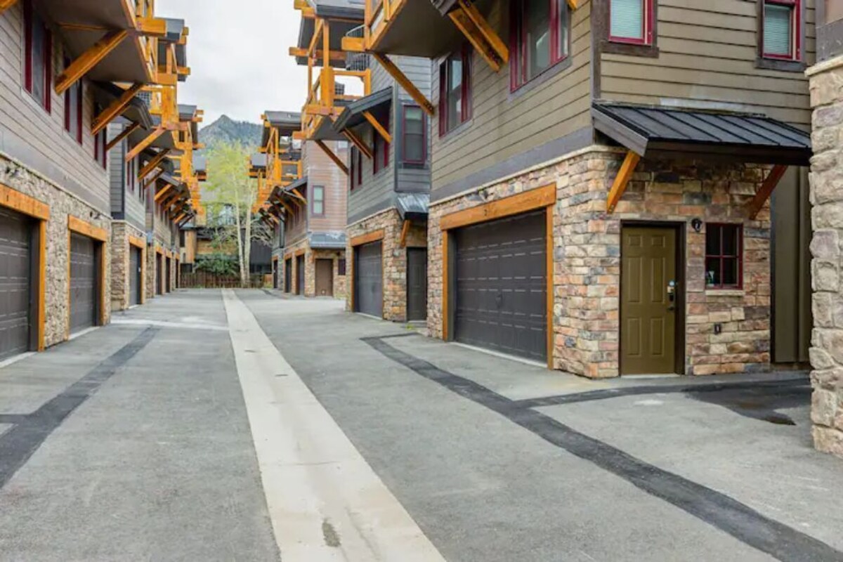 NEW! Single family home w/ Rooftop Deck & Salt Water Hot Tub