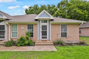 Step into this cute cozy home!