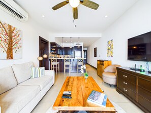Spacious living area, flat screen TV
