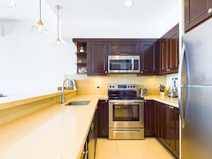 Gourmet kitchen, fully stocked