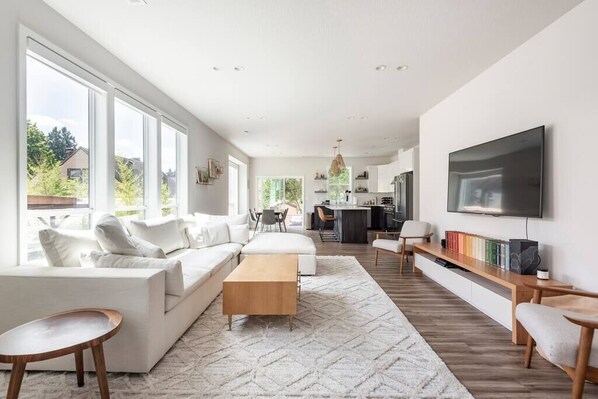 Spacious living room for your stay!