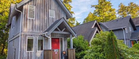 The front of the adorable "Ocean Surf" cabin.