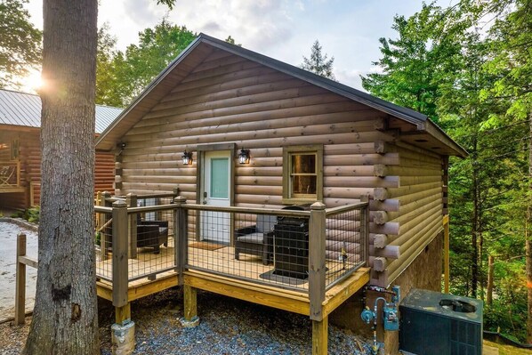 Cozy Cabin! Relax on the front porch while BBQing or with a cold drink.