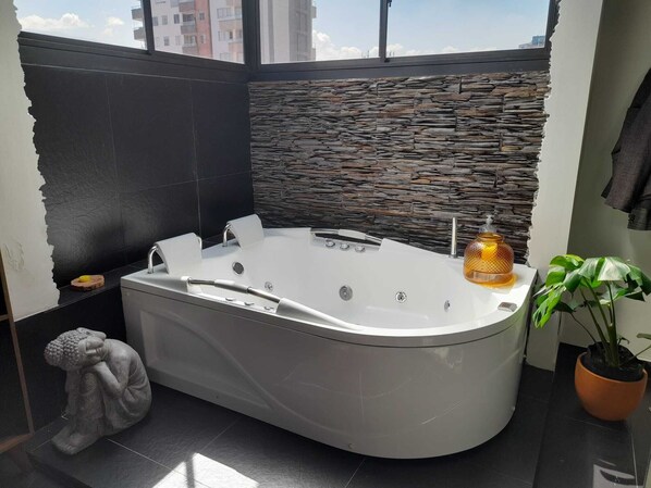 private jacuzzi in duplex studio