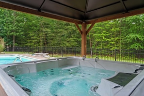 Outdoor spa tub