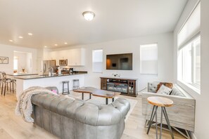 Living Room | Free WiFi (High Speed) | Electric Fireplace | Smart TV