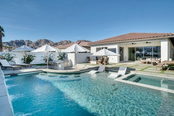 Pool days never looked so good!