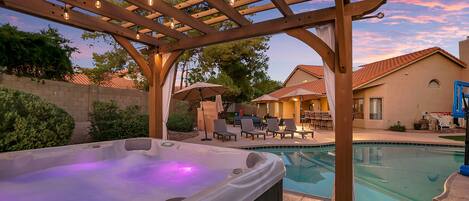 Heated pool, hot tub, putting green, bocce ball, and chessboard too!