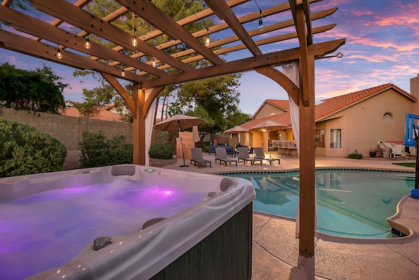 Heated pool, hot tub, putting green, bocce ball, and chessboard too!