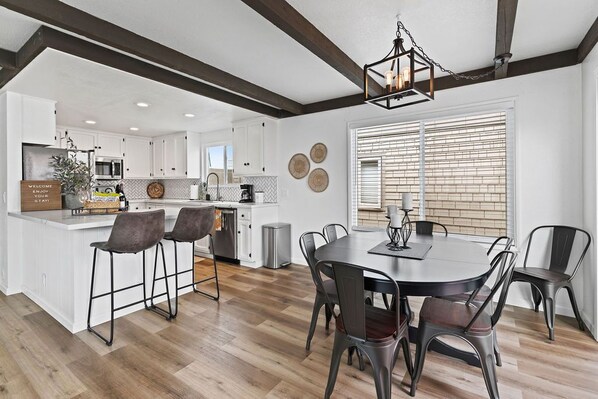 Dining area, breakfast bar