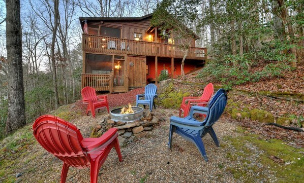 Firepit with colorful chairs, ideal for cozy nights under the stars.