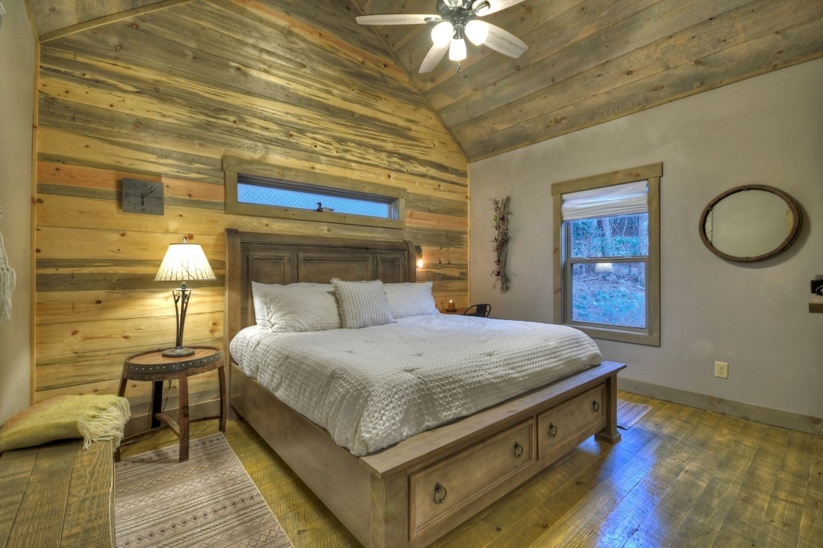 Holly Berry Hill – Elegant Rustic Interiors + a Cozy Hot Tub!