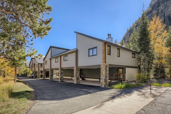 Adorable Townhome Tucked Into The Mountains