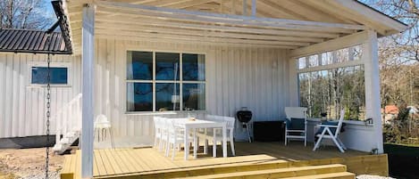 Windgeschützte Terrasse mit BBQ, Spielkiste und Essmöglichkeiten