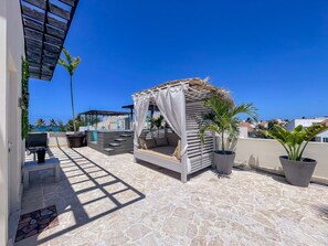 1000 sq ft roof terrace with covered day bed