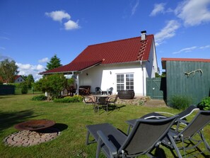 Terrasse mit Liegewiese