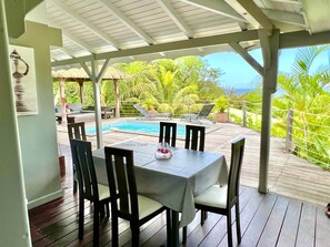 L'espace repas sur la terrasse