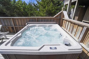 Surf-or-Sound-Realty-1056-Oh-Behave-Hot-Tub