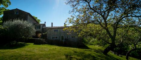 La maison avec le gîte sur la gauche