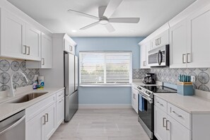 Fully equipped kitchen with breakfast bar