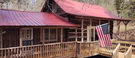 Red Roof Cabin with private outdoor deck