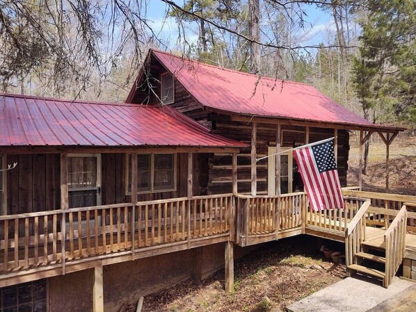Red Roof Cabin with private outdoor deck