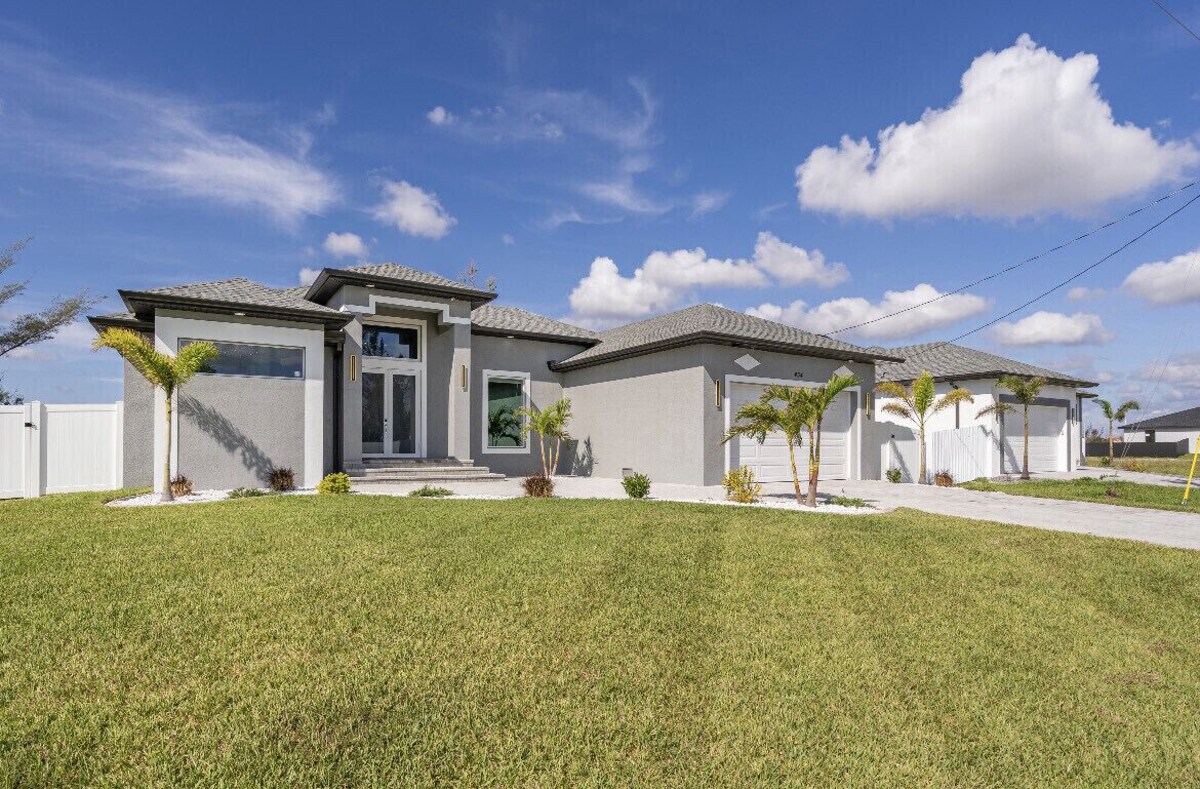 Brand new, never lived in – dream home in Cape Coral.