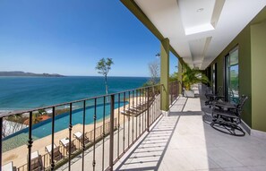 Balcony area, panoramic Ocean view