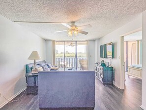 Living room with Flat-screen TV and ceiling fan . Direct access to the balcony.