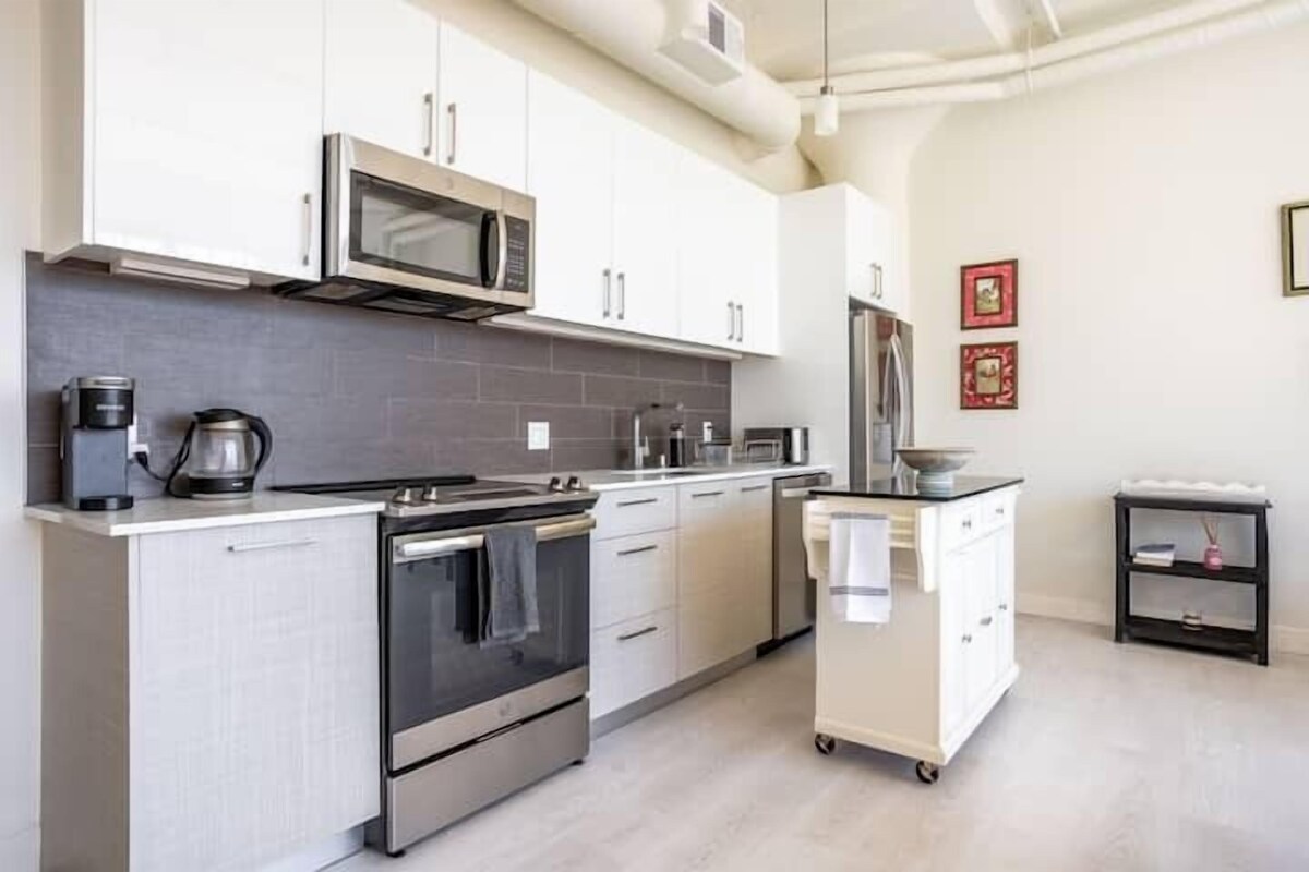 T-Luxury Condo-Free Parking-Rooftop Pool & Spa