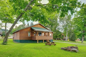 Exterior | Picnic Table