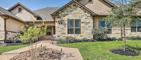 College Station Vacation Rental | 3BR | 2BA | 1,540 Sq Ft | Step-Free Access