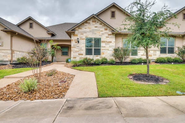 College Station Vacation Rental | 3BR | 2BA | 1,540 Sq Ft | Step-Free Access