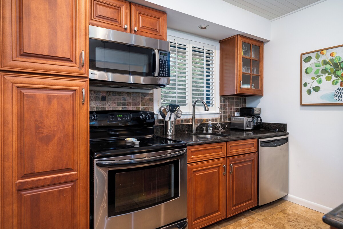 Close to Beach! Inviting 2BR/2BA High Hammock Villa! Upper Level! Amenity Cards Available