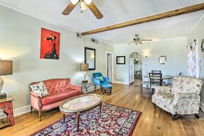Living Room | Free WiFi | Central A/C & Heating | Smart TV