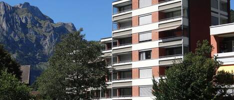 Cielo, Edificio, Planta, Propiedad, Tiempo De Día, Árbol, Ventana, Arquitectura, Diseño Urbano, Barrio