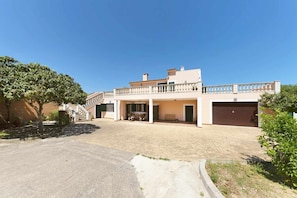 Facade/entrance,BBQ facilities
