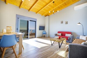 Overview of the living room with a dining area with sea view