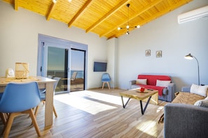 Overview of the living room with a dining area with sea view