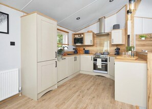 Lodge Hot Tub 4 Bed No Pets - Clarach Bay Holiday Village, Clarach Bay, Nr Aberystwyth