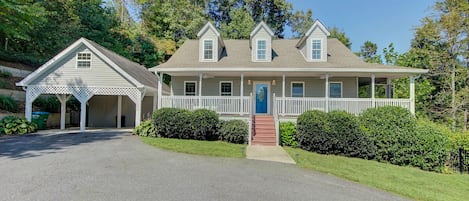 Firefly Hideaway near Asheville 4 BR 3.5 Bath Hot Tub.